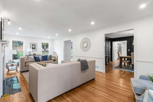 6160 Heards Creek Dr, Atlanta GA  30328-3635 exterior