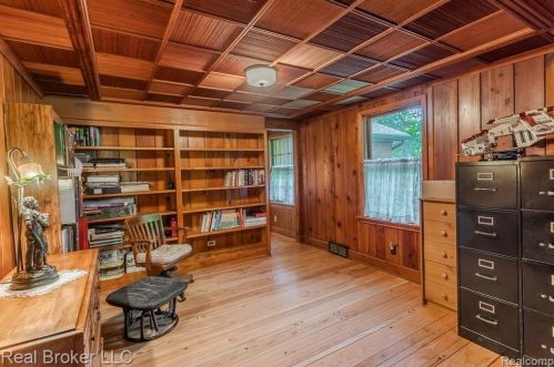 1300 Grandview Dr, Rochester MI 48306-4038 exterior