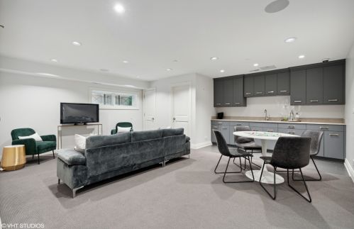 2900 Hermitage Ave, Chicago IL 60609-2733 exterior