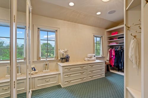 9303 Vly Hl Rd, Milwaukee WI 53217-1039 exterior