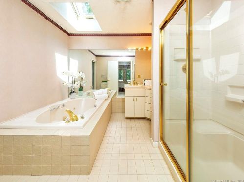 1 Essex Ct, Farmington CT 06032-1433 exterior