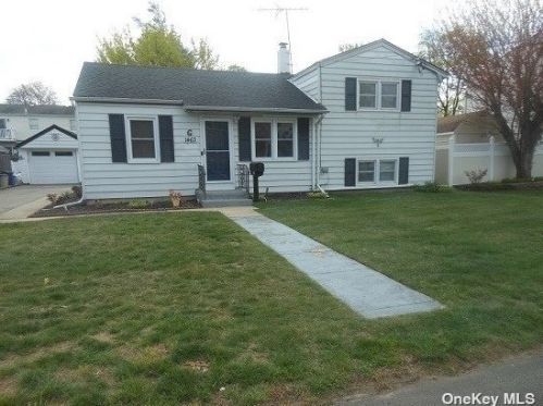 1463 4th St, Babylon NY  11704-4753 exterior