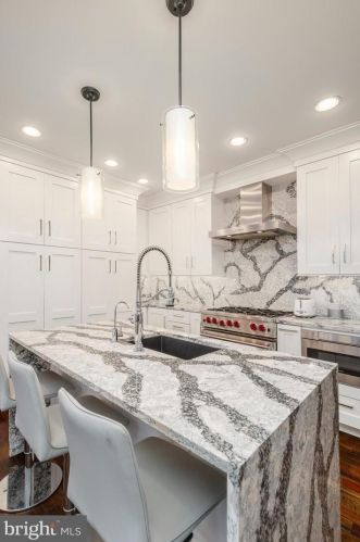 2109 Locust St, Philadelphia PA 19103-4802 exterior