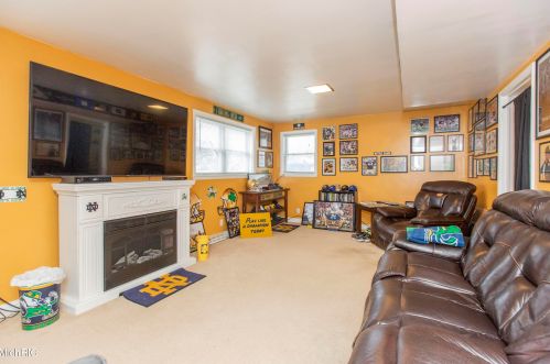 5231 Old Colony Rd, Kalamazoo MI 49008-3216 exterior