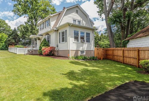 24 Edgegrove St, Edison, NJ 08837-3345