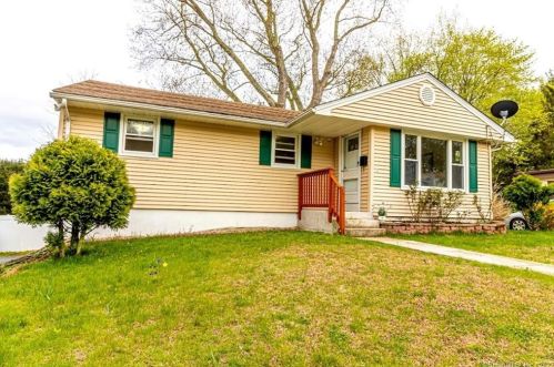 36 Park Avenue Ext, Uncasville CT 06382-1817 exterior