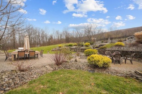 339 Clove Rd, Monroe NY 10950-4754 exterior