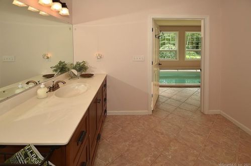 48 Box Mtn Dr, Vernon CT 06066-6305 exterior