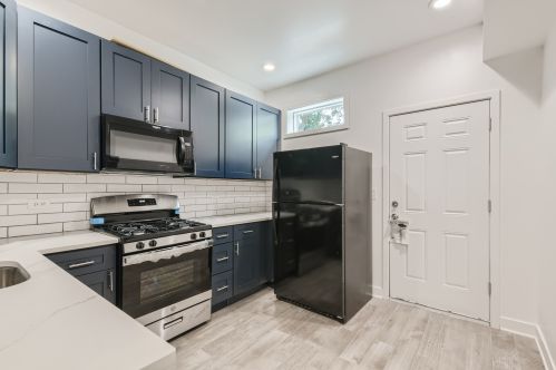 6400 Eberhart Ave, Chicago IL 60637-3325 exterior