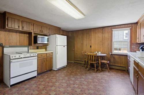 158 Center St, Windsor Locks CT 06096-2409 exterior