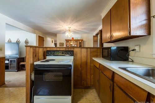 6 Caroline Dr, Milford CT 06461-2715 exterior