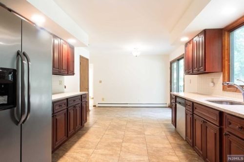 20 Michele Ct, Cresskill NJ  07626-1631 exterior