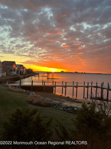 670 Little Silver Point Rd, Little Silver NJ  07739-1737 exterior