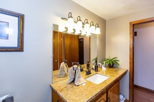 8 Ferncrest Dr, Providence RI 02919-3503 exterior