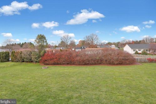 2447 Ellendale Dr, Lancaster PA 17602-1422 exterior