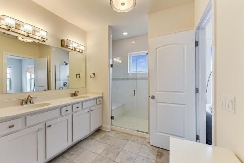 6082 Sauganash Ave, Chicago IL 60646 exterior