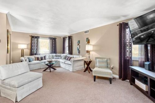 1062 Osage Dr, Pittsburgh, PA 15235-2743