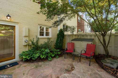 2216 Dearing St, Alexandria VA 22302-1804 exterior