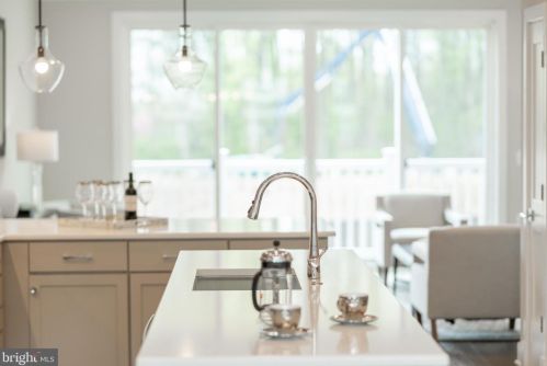 10294 Grosvenor Pl, Rockville MD 20852 exterior