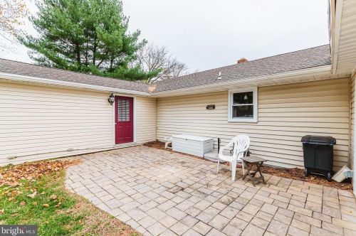 33 Vly Vw Dr, Hanover PA 17331-8307 exterior