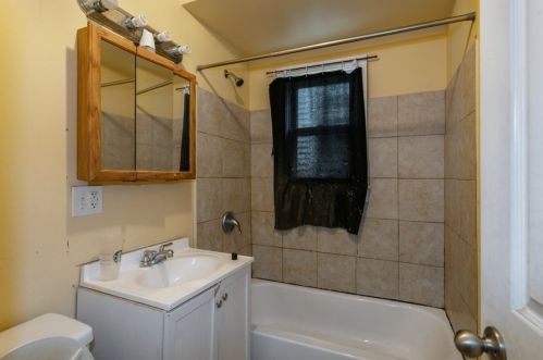 2102 Roscoe St, Chicago IL 60618-5819 exterior