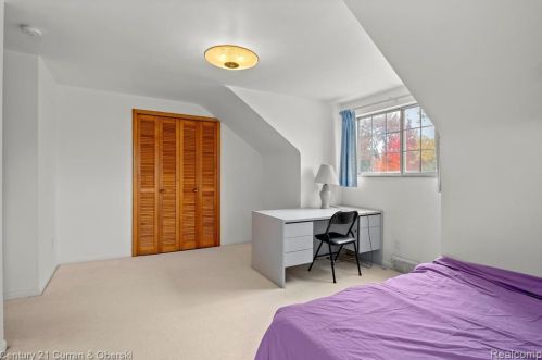 5975 Hubbell St, Dearborn Heights MI 48127-2445 exterior