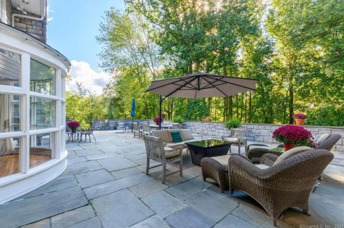 33 Pne Rdg Rd, Wilton CT 06897-2714 exterior