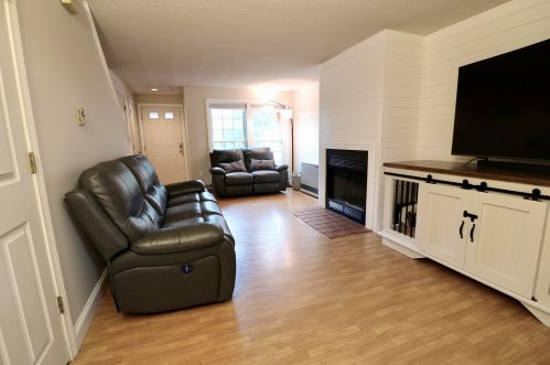 53 Village St, Concord, NH 03301-1948