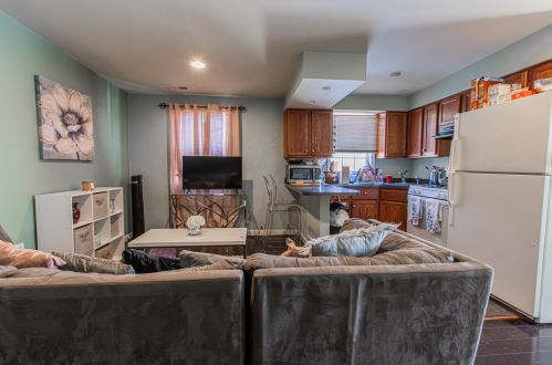 6343 Tripp Ave, Chicago IL 60646-4524 exterior