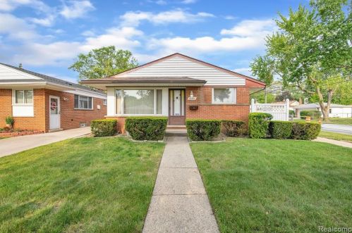 5761 Lafayette St, Dearborn Heights, MI 48127-3122