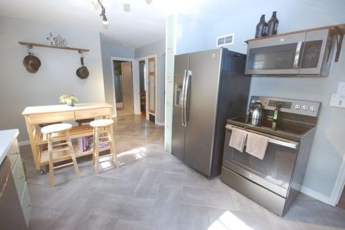 22 Mayflower Rd, Springfield, MA 01118-1405