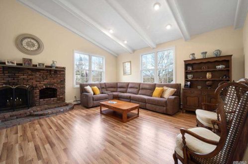 17 Cornell Dr, Commack NY 11725-2523 exterior