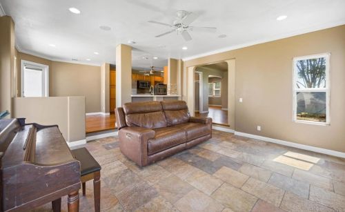 2548 Mesa Dr, Oceanside CA 92054-3715 exterior