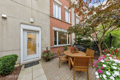 3900 Fremont St, Chicago, IL 60613-3044