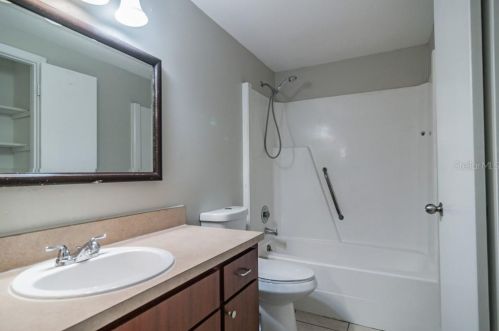 10112 Enchanted Oaks Ct, Tampa FL  33615-1616 exterior