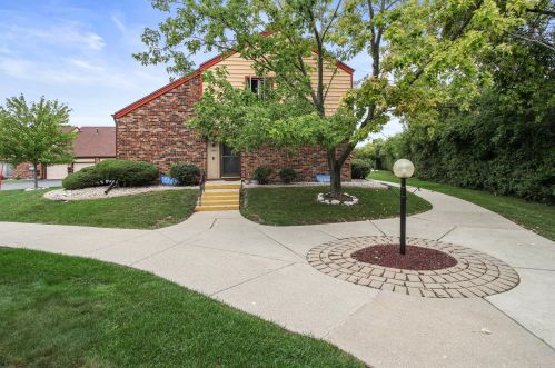 3963 College Ave, Milwaukee, WI 53221-4542