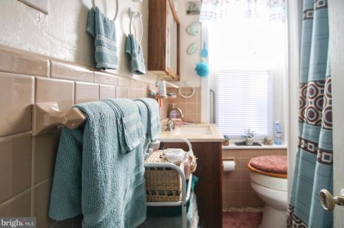 7132 Bryan St, Philadelphia PA 19119-1635 exterior