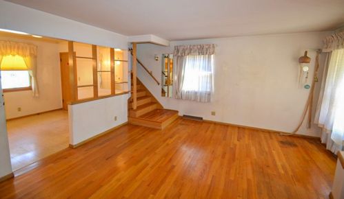 8718 Howard Ave, Milwaukee, WI 53228-1750