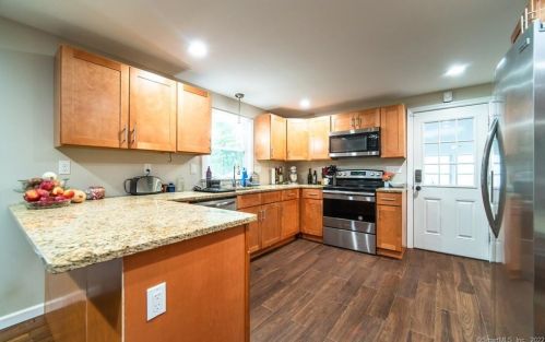 166 Giddings Ave, Windsor CT 06095-3744 exterior