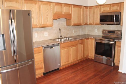 627 Ashley Cir, Rochester MI 48307-4593 exterior