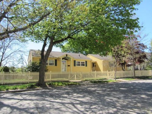 74 Crescent St, Providence, RI 02907-3237