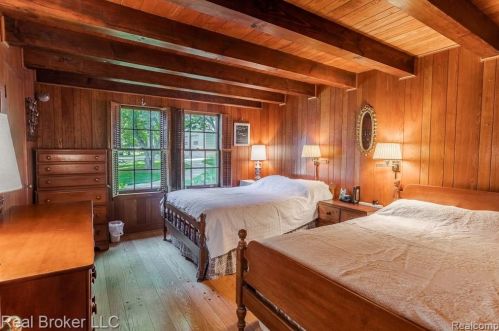 1300 Grandview Dr, Rochester MI 48306-4038 exterior