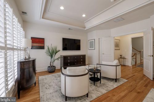 1456 Harvest Xing Dr, Mc Lean VA 22101-5651 exterior