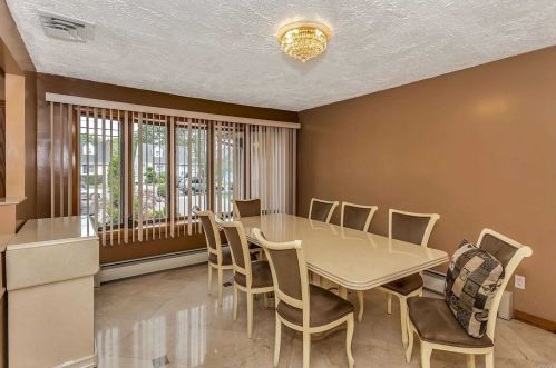 797 Corona Ave, Valley Stream NY 11580-4348 exterior