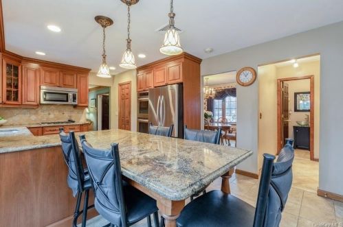 345 Svahn Dr, Valley Cottage NY 10989-1608 exterior