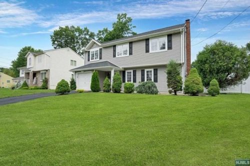 60 White Beeches Dr, Dumont, NJ 07628-1408