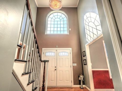 2 Dogwood Ln, Wallingford CT 06492-1953 exterior