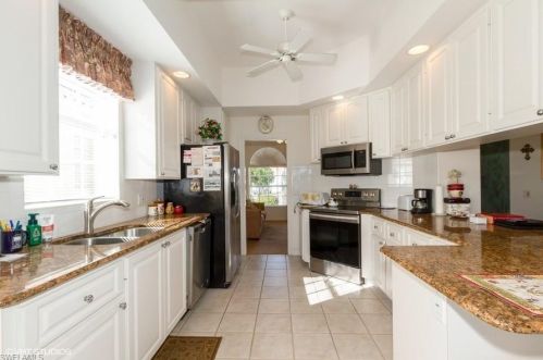 4328 Montalvo Ct, Naples FL 34109-1375 exterior