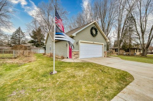 6842 Oakland Dr, Kalamazoo, MI 49024-3345