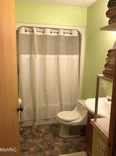 1665 Roberts Rd, Meskegon MI 49445-1549 exterior